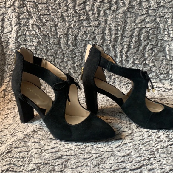 Adrienne Vittadini - Black heels with leather upper lining,  zipper and tie. - Picture 2 of 6